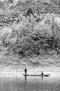 水墨杨树摄影照片_水墨风景上午渔船水边流动摄影图配图