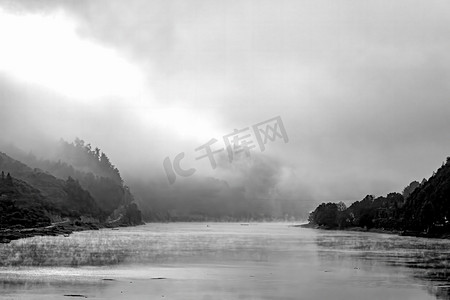 水墨风格摄影照片_国画风格天亮山峰水边流动摄影图配图