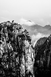 黄山水墨画摄影照片_黑白山水天亮山峰山区流动摄影图配图