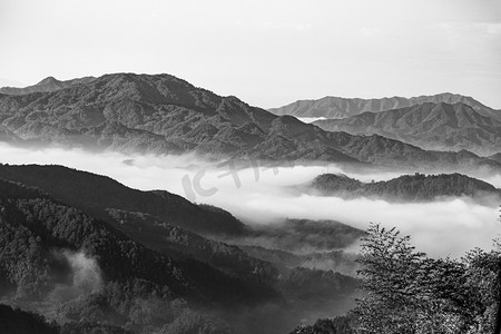 水墨画水墨摄影照片_水墨风光白昼山峰山区飘动摄影图配图