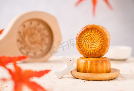 月饼美食食品中秋节节日摄影图配图