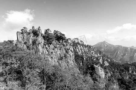 水墨国画风景摄影照片_国画风天亮山峰山区流动摄影图配图