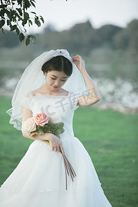 婚纱婚纱摄影摄影照片_婚礼户外新娘草坪娇羞摄影图配图