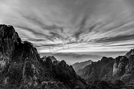 水墨风头像摄影照片_黑白风光白昼山峰山区流动摄影图配图