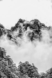旅游国风摄影照片_黑白山水晌午山峰山区流动摄影图配图