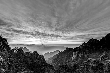 黄山水墨画摄影照片_黑白风光白天山峰山区流动摄影图配图