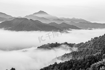 水墨风国画摄影照片_国画风上午山峰山区流动摄影图配图