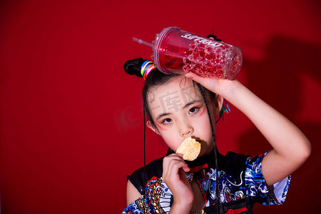 国潮女孩人像中国风时尚摄影图配图