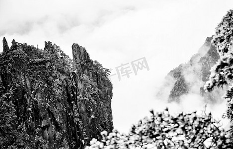 黑白水墨山摄影照片_黑白风格早晨山峰山区流动摄影图配图