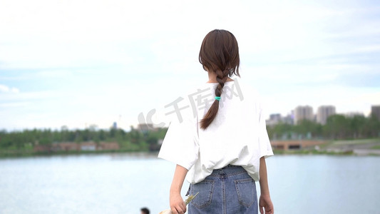 湖边马尾辫女孩背影