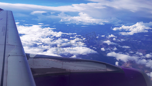 云端飞机机翼蓝天白云