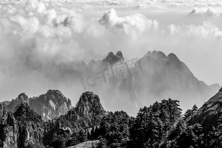 水墨国画风景摄影照片_国画风早上山峰山区流动摄影图配图