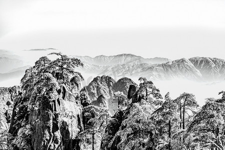 黑白水墨山摄影照片_黑白风格凌晨山峰山区流动摄影图配图