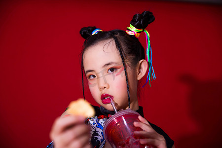 中国风国潮红摄影照片_国潮中国风人像可爱女孩时尚摄影图配图