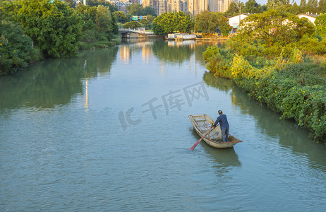 河水划船的人物城市摄影图配图