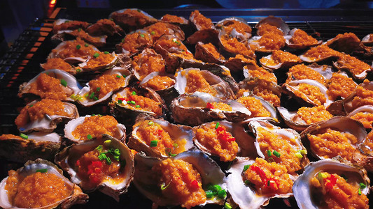 烤生蚝烤生蚝摄影照片_实拍夜市路边摊烤生蚝美食