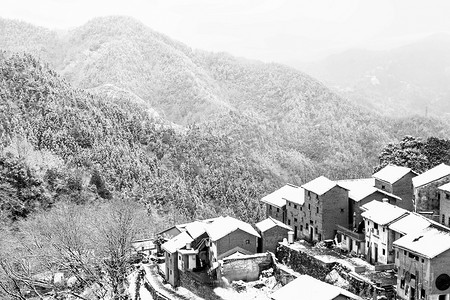 水墨风格摄影照片_水墨风格早上房屋山区流动摄影图配图