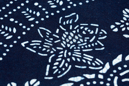 烫金花纹矩形边框摄影照片_布料纹理名族纺织传统摄影图配图