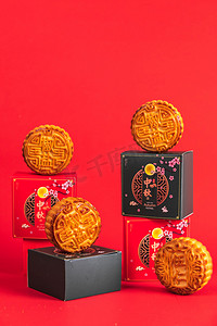 中秋团圆月摄影照片_中秋节月饼室内中国风传统节日摄影图配图
