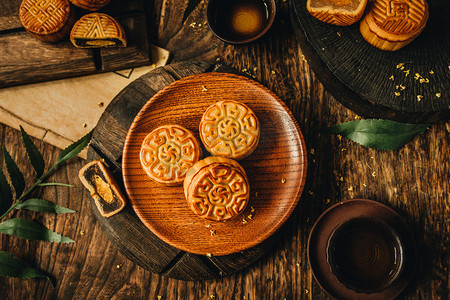 美食三个月饼木盘子摆放摄影图配图