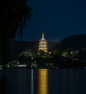 雷峰塔傍晚雷峰塔西湖边雷峰塔亮灯摄影图配图