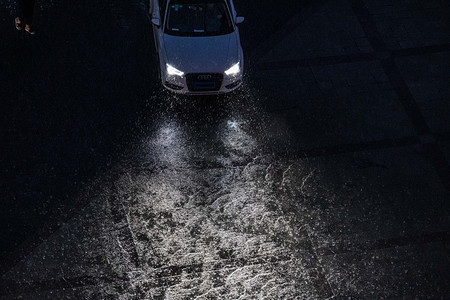 台风摄影照片_暴雨开车傍晚汽车马路驾驶摄影图配图
