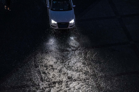 暴雨摄影照片_暴雨开车傍晚汽车马路驾驶摄影图配图