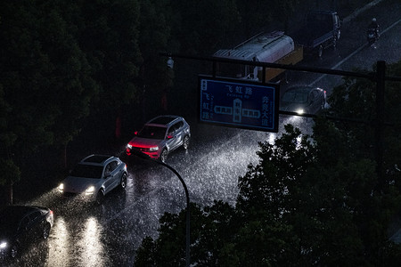 暴雨行驶傍晚汽车马路驾驶摄影图配图