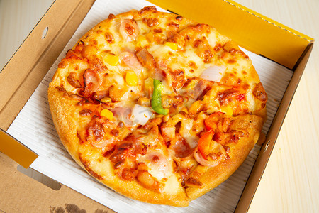 黄金榴莲披萨摄影照片_美食披萨西餐鸡肉餐饮奥尔良摄影图配图