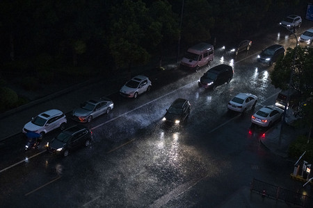 台风摄影照片_暴雨车流傍晚汽车马路驾驶行驶摄影图配图