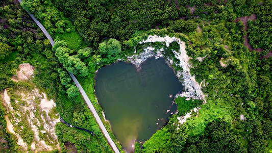 特殊景观摄影照片_心形湖浪漫航拍山区自然风光