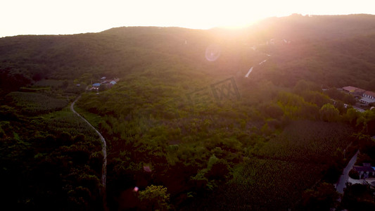 森林小山村蜿蜒公路幸福温馨