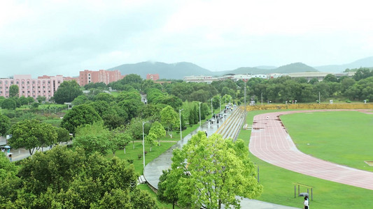 校园生活摄影照片_大学校园学生雨天上下课摄影