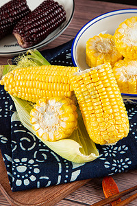 玉米黄色紫色糯玉米甜蜜蔬菜摄影图配图