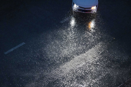 暴雨摄影照片_暴雨驾驶傍晚汽车马路驾驶汽车摄影图配图