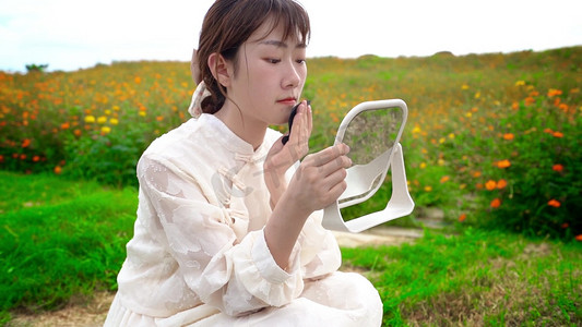 公主风长裙女孩在补妆