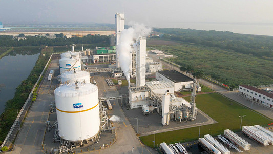 工业排放摄影照片_生产制造业气罐污染气体排放