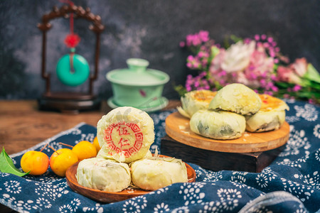 团圆节摄影照片_酥皮月饼中秋节室内美食摄影图配图