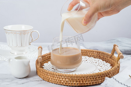 阿胶奶茶摄影照片_咖啡牛奶饮料奶茶玻璃杯热可可摄影图配图