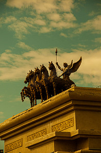 新疆美景白天城市建筑艺术雕塑楼顶矗立着摄影图配图