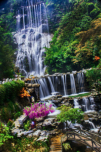 水墨山水凉亭摄影照片_清远古龙峡4A风景区瀑布群山水摄影图配图