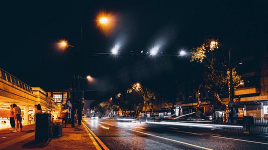 光黑金摄影照片_武汉夜晚城市交通司门口车站光绘人流车流夜景