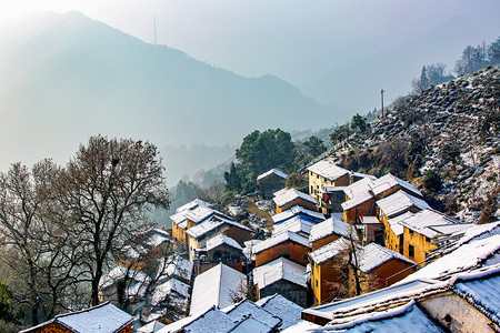 黄山市摄影照片_冬天风景早上村庄山区摇动摄影图配图