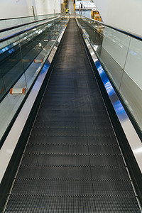 电梯素材摄影照片_超市自动扶梯上午扶梯履带超市摄影摄影图配图