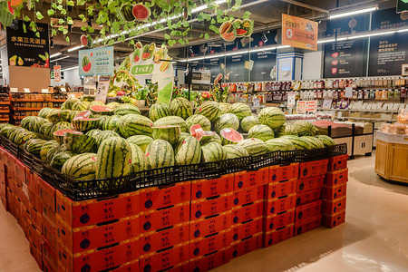 展架食品摄影照片_超市卖场购物西瓜瓜果摄影图配图