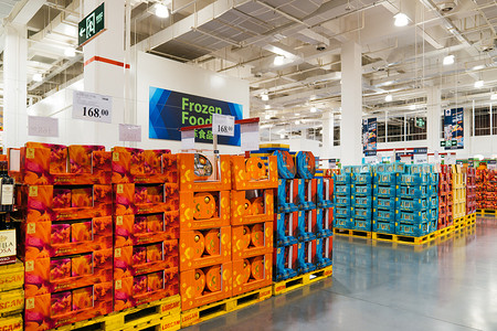 设计超市摄影照片_大型进口超市上午商品货架超市摄影摄影图配图