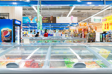 商场货架摄影照片_超市冷冻食品下午冷冻食品超市摄影摄影图配图