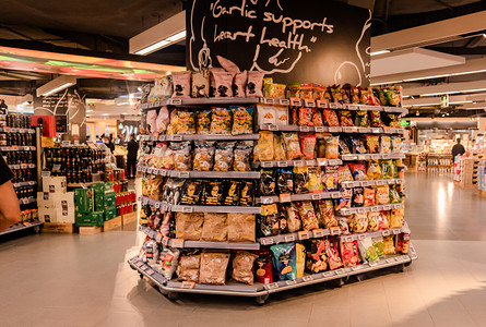 商品云集摄影照片_超市食品零食购物货架摄影图配图