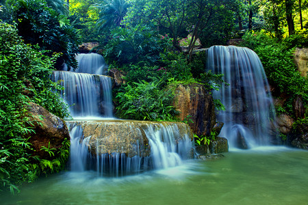 森林摄影照片_广州帽峰山森林公园山水瀑布摄影图配图