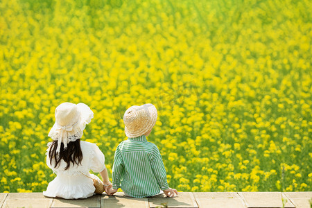 文艺男孩女孩儿童背影温馨的画面摄影图配图